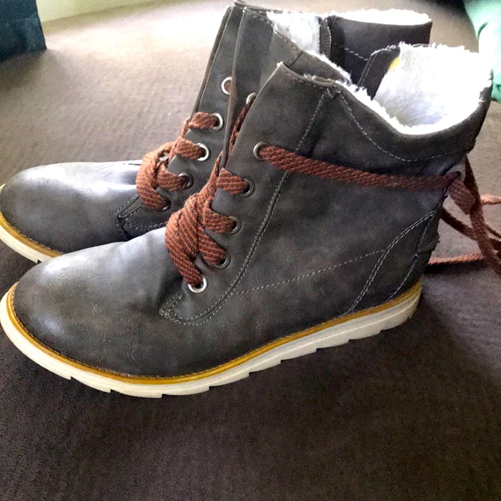 Cute boots !! Womens 9.5 maj pole brand